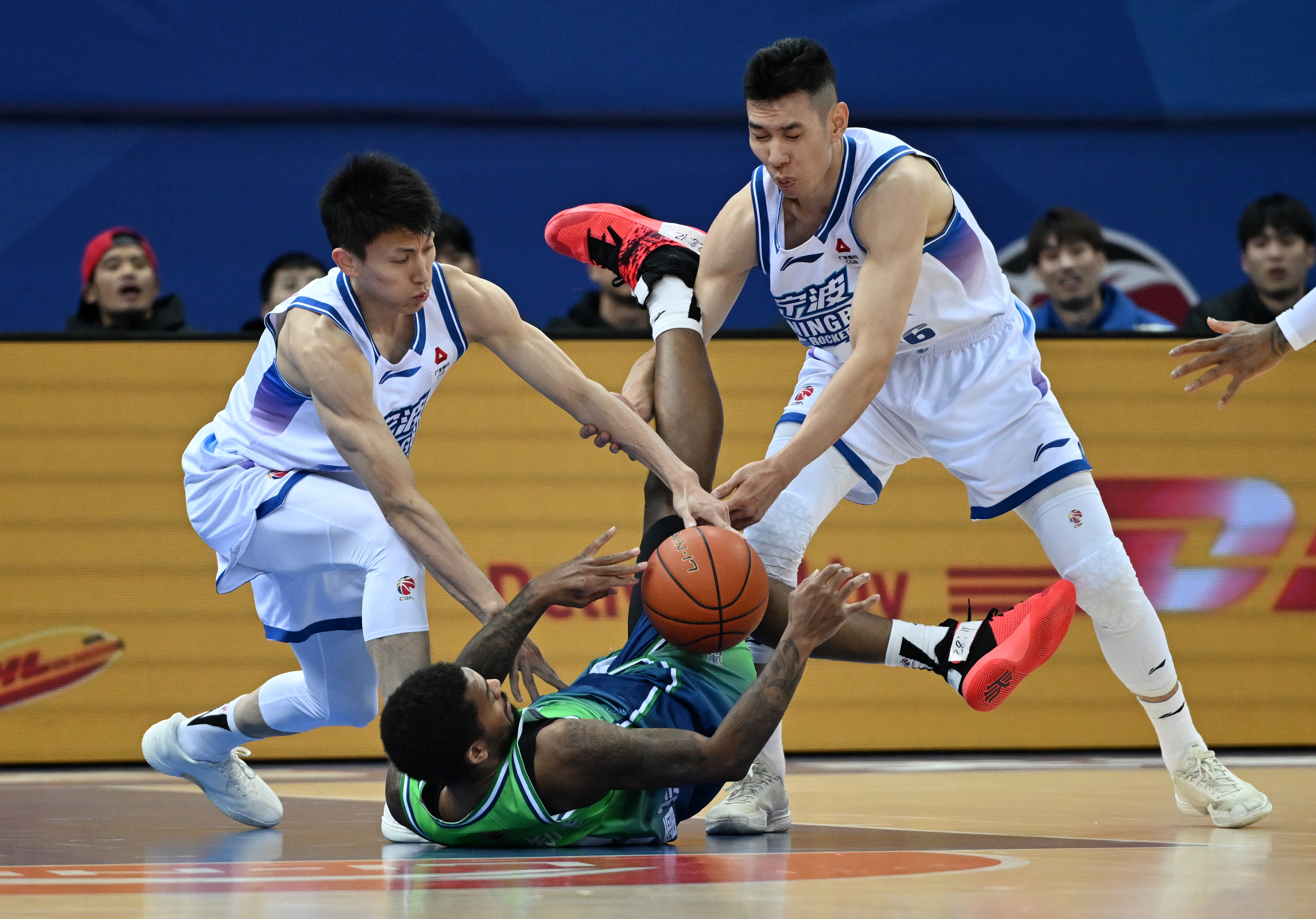 关于里尔止住颓势备战CBA常规赛曼城单刀错失备战CBA常规赛，网友：今晚洛杉矶湖人调整名单以备欧篮联的信息